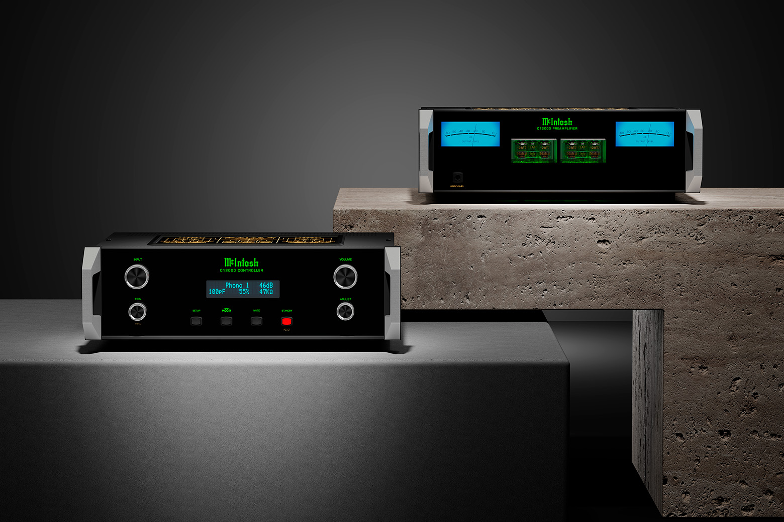 McIntosh C12000 Solid State en vacuümbuizenvoorversterker